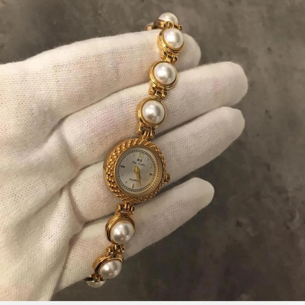 Diletta – Pearl-like accents – Vintage watch